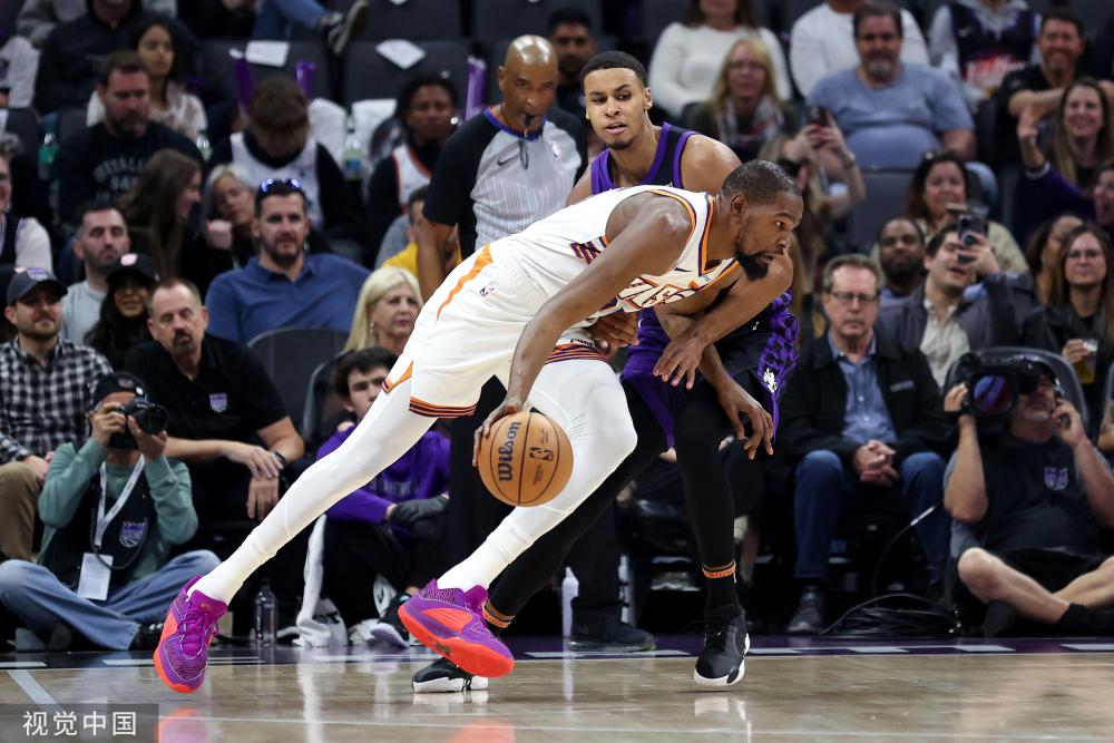 场占据了主 场占据了主